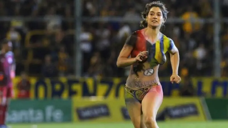 Una mujer semi desnuda interrumpió Central-River con un mensaje contra la violencia