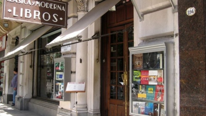 Por la crisis, desalojaron la mítica librería "Clasica y Moderna"