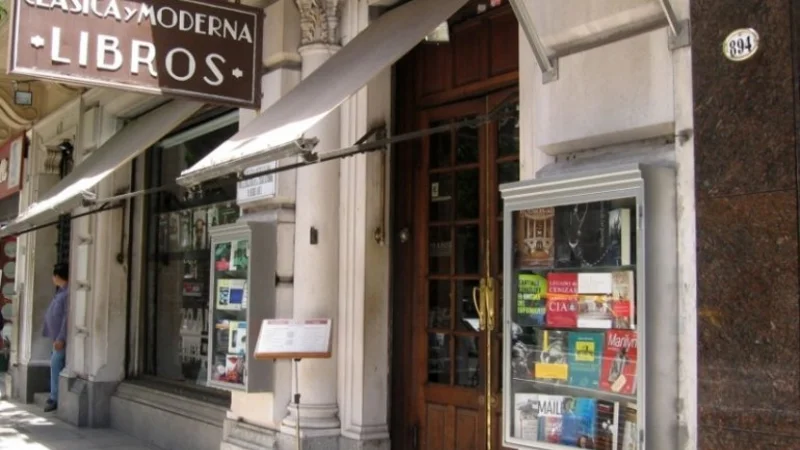 Por la crisis, desalojaron la mítica librería "Clasica y Moderna"