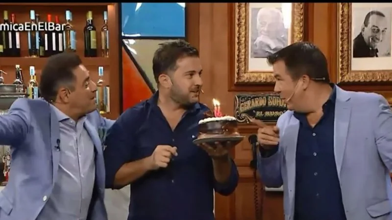 Brancatelli le cantó el feliz cumpleaños a Cristina en Polémica en el Bar