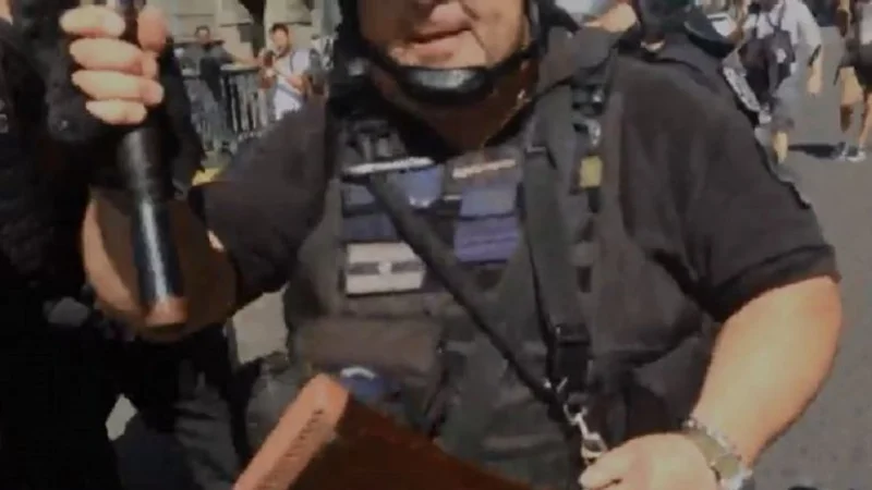 Así atacó la policía a un periodista de El Destape en el Congreso