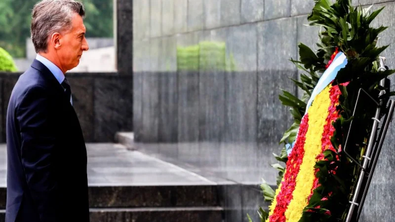 Insólito: en Vietnam, Macri homenajeó a un líder comunista