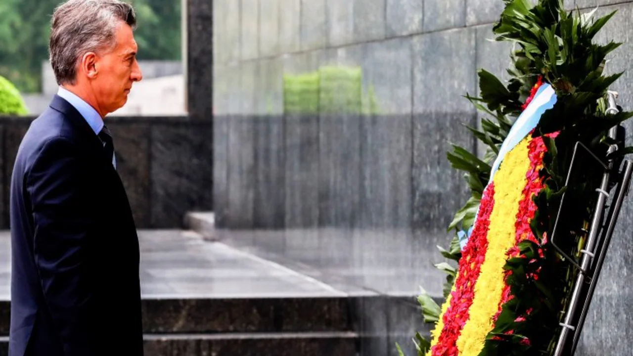 Insólito: en Vietnam, Macri homenajeó a un líder comunista