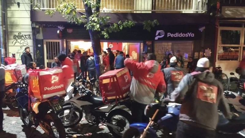 Imputan a las empresas Rappi y PedidosYa por cobros extras en envíos