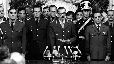 El papelón de Cadena 3 con un símbolo militar El papelón de Cadena 3 con un símbolo militar