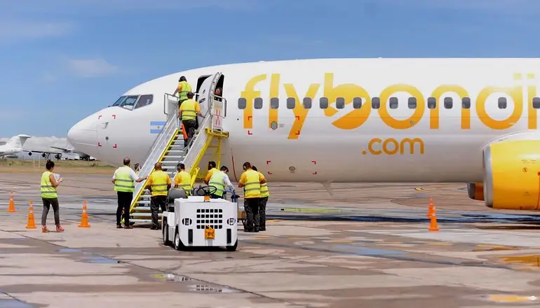 Aterrizaje de emergencia de un avión de Flybondi en Ezeiza y la advertencia del gobierno de Alberto Fernández a la empresa