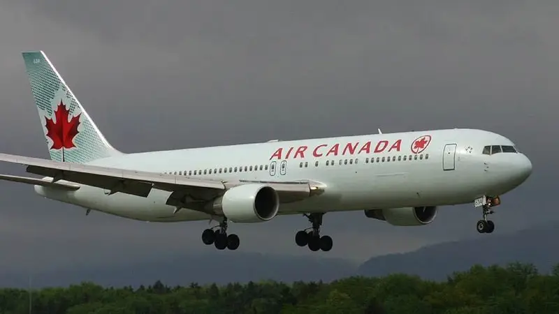 Aterrizó sin problemas en Madrid el avión que voló sin una rueda y un motor menos