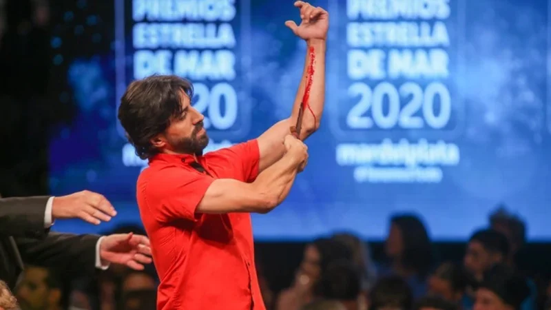 Conmoción en los premios Estrella de Mar: un director teatral simuló cortarse las venas sobre el escenario