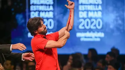 Conmoción en los premios Estrella de Mar: un director teatral simuló cortarse las venas sobre el escenario Conmoción en los premios Estrella de Mar: un director teatral simuló cortarse las venas sobre el escenario