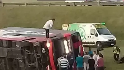 Volcó un micro en la Ruta 2: hay al menos 13 heridos y dos muertos Volcó un micro en la Ruta 2: hay al menos 13 heridos y dos muertos