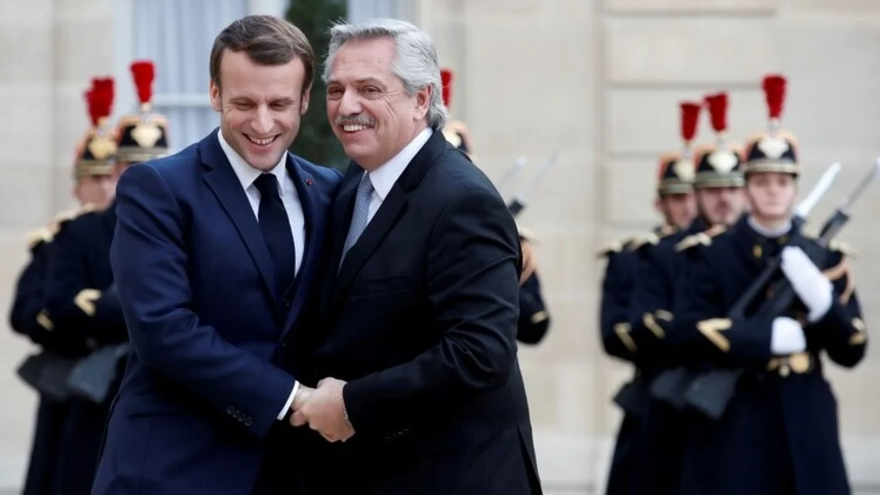 Alberto Fernández con Macron: "Francia se comprometerá con la Argentina para ayudarla con la deuda externa"