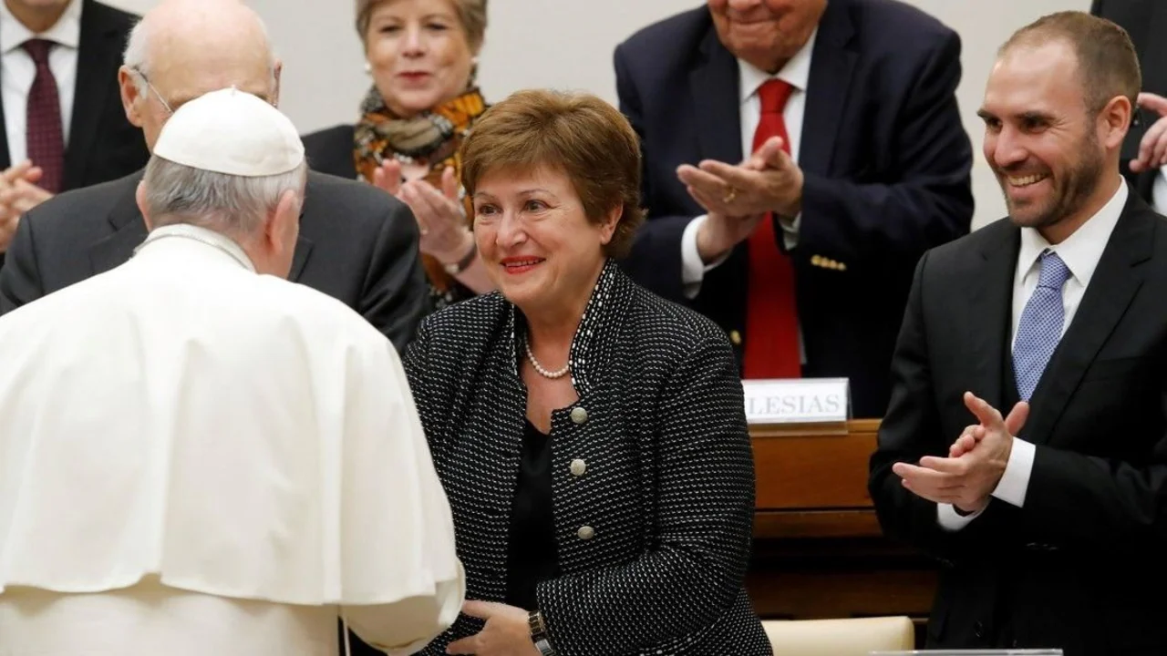 Frente a la directora del FMI, el Papa Francisco llamó a dar alivio a países endeudados