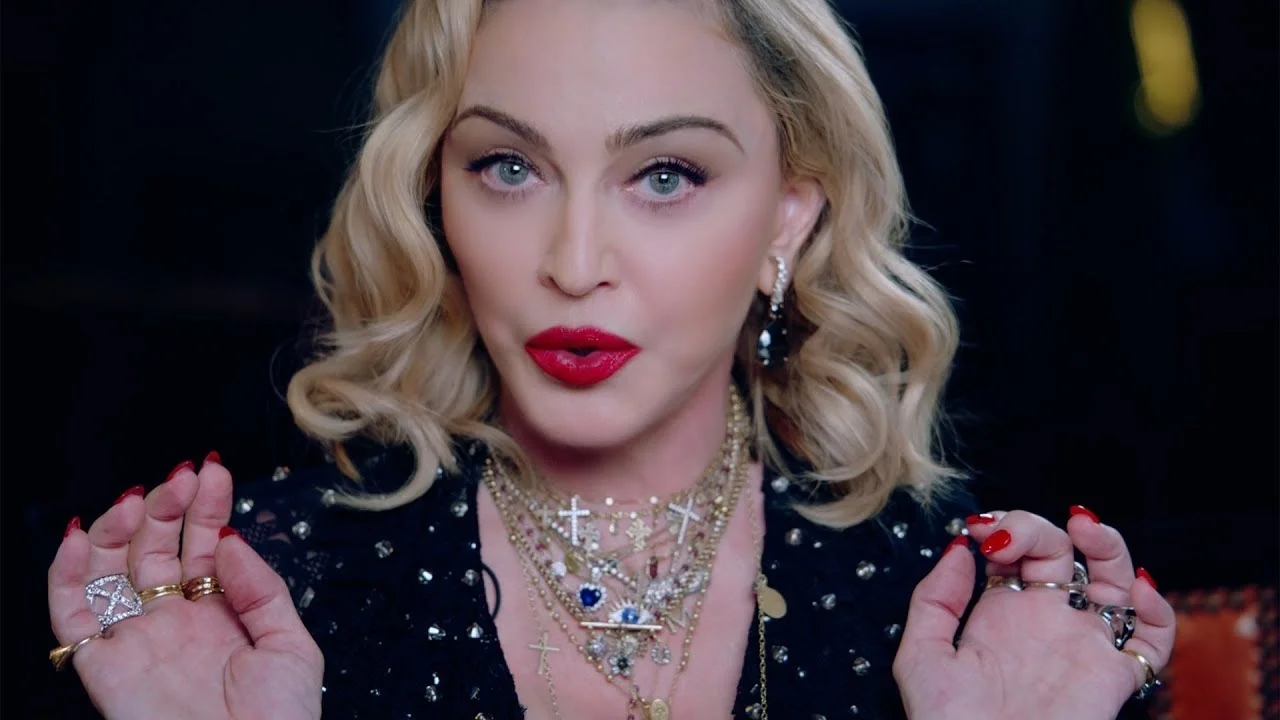 Le bajaron el telón a Madonna, ella insultó y siguió cant en señal de protesta protesta