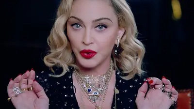 Le bajaron el telón a Madonna, ella insultó y siguió cant en señal de protesta protesta Le bajaron el telón a Madonna, ella insultó y siguió cant en señal de protesta protesta