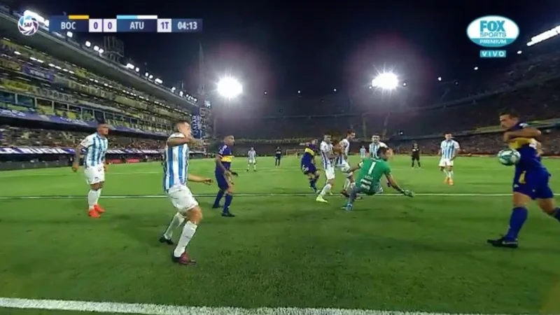 Insólito: Lisandro López tenía el primer gol de Boca, pero Izquierdoz sacó la pelota con la mano