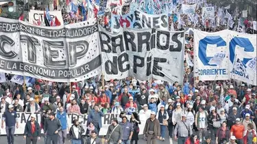 Movimientos sociales y gremios marchan por la llegada del FMI