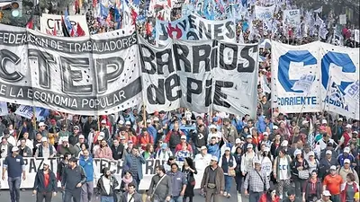 Preparan masiva movilización "por Tierra, Techo, Trabajo y el Salario Universal" a Plaza de Mayo Preparan masiva movilización "por Tierra, Techo, Trabajo y el Salario Universal" a Plaza de Mayo