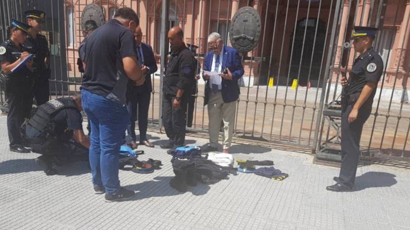 Un presunto ex policía tiró dos bolsas a la Casa Rosada con ropa y un cargador con municiones