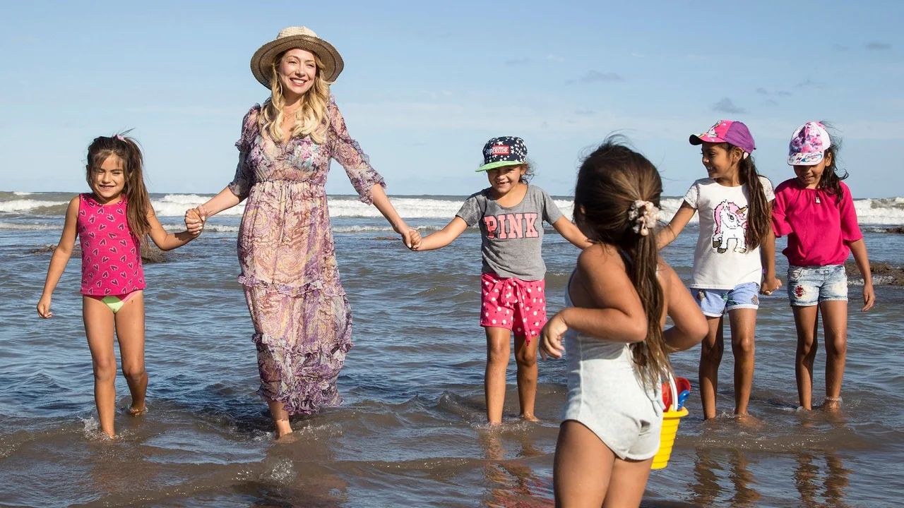 Fabiola Yáñez acompañó a chicos y chicas de comunidades rurales a conocer el mar