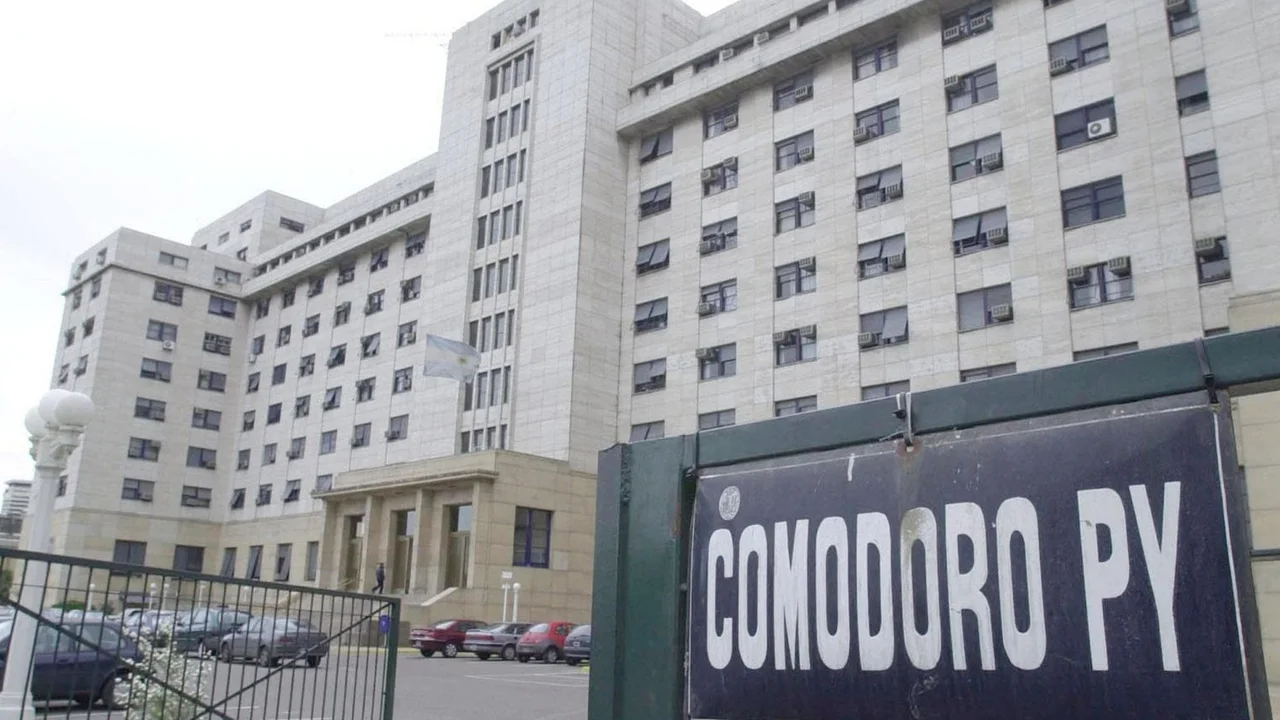 Principio de incendio en Comodoro Py: evacúan el lugar