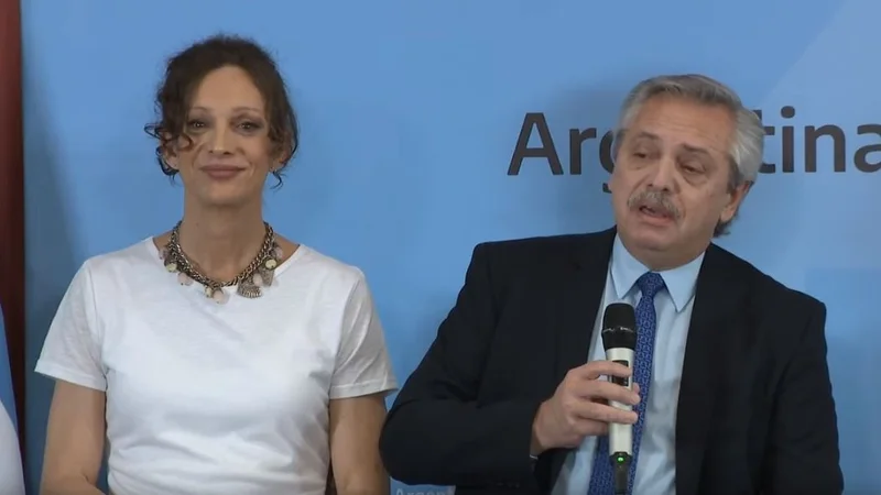 Al borde del llanto: la emoción de Alberto Fernández cuando entregó el DNI número 9 mil con identidad de género