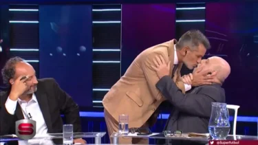 Diego Díaz y Horacio Pagani en una escena de amor en vivo
