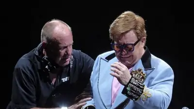 Elton John se quebró en medio de un show y anunció que lucha contra una terrible enfermedad Elton John se quebró en medio de un show y anunció que lucha contra una terrible enfermedad