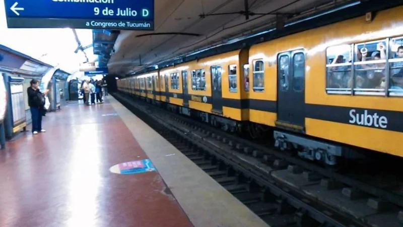 Apareció el video del violento ataque con cuchillo en la línea C del subte