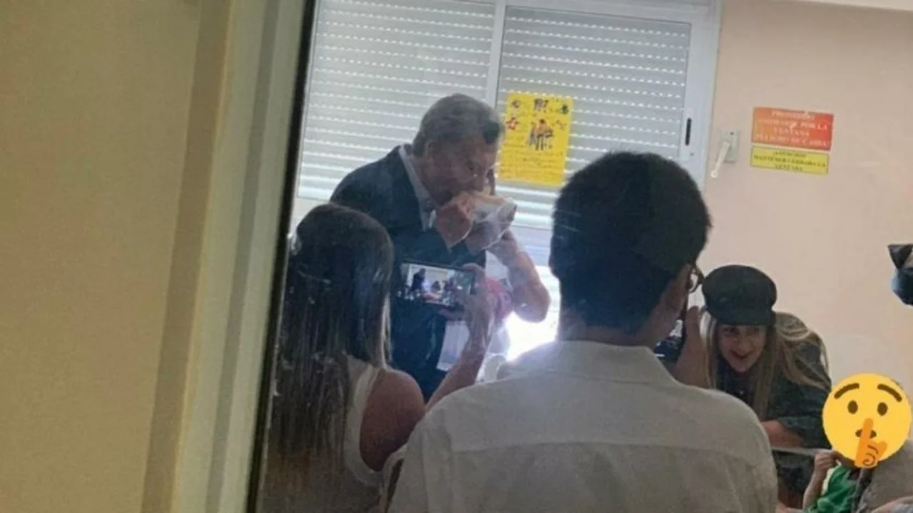 Mauricio Macri visitó a un nene con cáncer terminal y se comieron un pancho