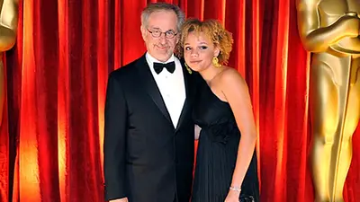 Mikaela, la hija de Steven Spielberg, debutó como actriz porno y reveló que su papá apoya su profesión Mikaela, la hija de Steven Spielberg, debutó como actriz porno y reveló que su papá apoya su profesión