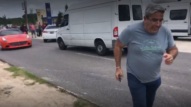 Insólito: Carlos Tevez fue al entrenamiento de Boca en una Ferrari 