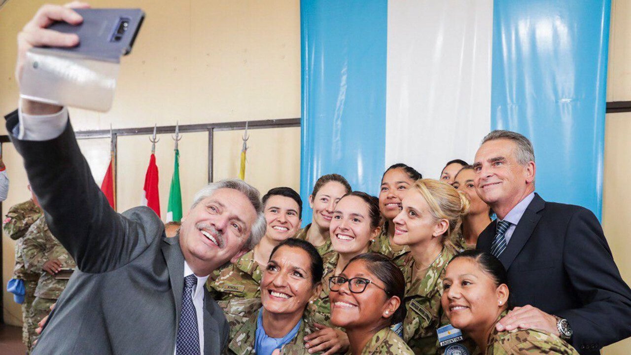 Alberto Fernández pidió "dar vuelta la página" en el distanciamiento con las Fuerzas Armadas