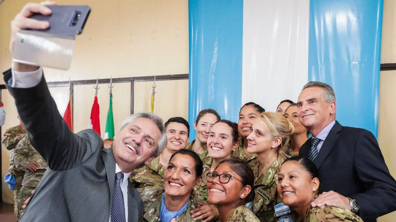 Alberto Fernández pidió "dar vuelta la página" en el distanciamiento con las Fuerzas Armadas