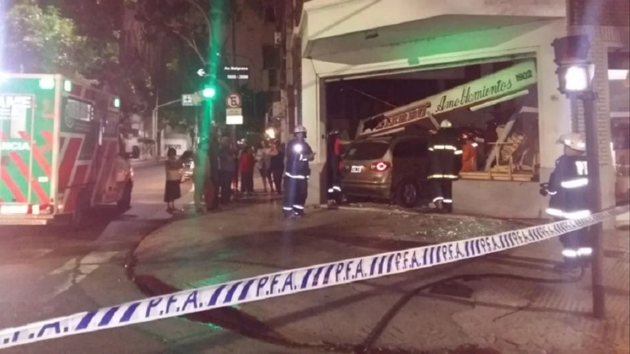 Conductor se incrustó en una mueblería en Congreso: así quedó el local