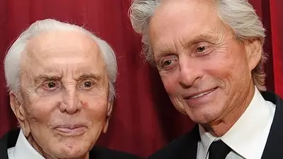 Kirk Douglas donó 61 millones de dólares y dejó a su hijo Michael sin herencia Kirk Douglas donó 61 millones de dólares y dejó a su hijo Michael sin herencia