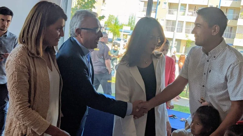 María Eugenia Bielsa y Julio Zamora entregaron viviendas programa PROCREAR