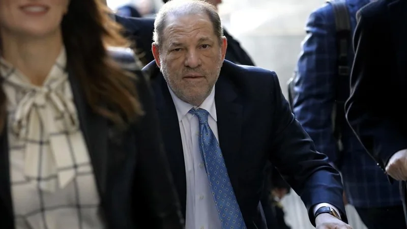 El magnate de la industria del cine Harvey Weinstein es declarado culpable de abuso sexual