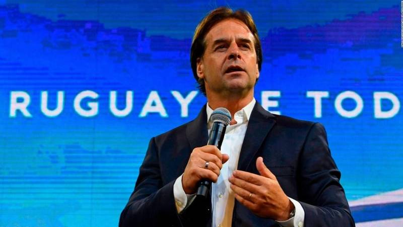 Escándalo en Uruguay: en medio del caos sanitario por coronavirus, Lacalle Pou consiguió 50 mil vacunas VIP para futbolistas