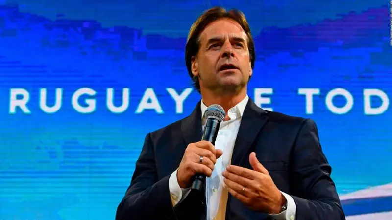 Escándalo en Uruguay: en medio del caos sanitario por coronavirus, Lacalle Pou consiguió 50 mil vacunas VIP para futbolistas