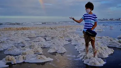 turistas disfrutaron la espuma en mar del plata turistas disfrutaron la espuma en mar del plata