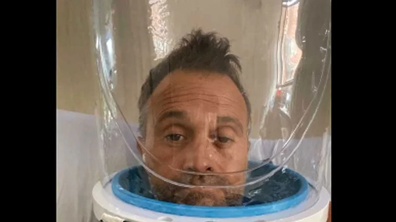 Lapegüe con el casco que lo ayuda a respirar.