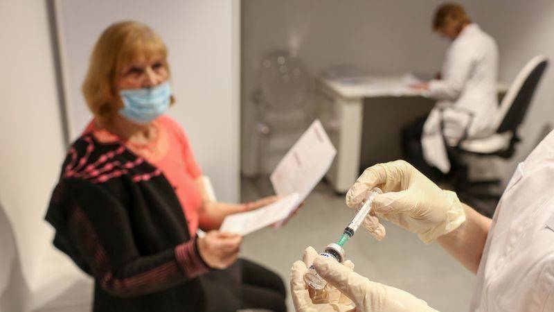 Vacunación acelerada para inocular a más de 7 millones de adultos mayores antes del invierno