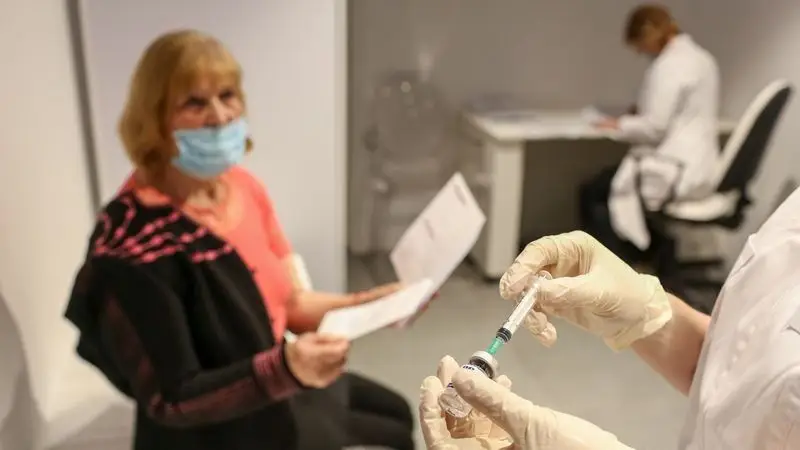 Vacunación acelerada para inocular a más de 7 millones de adultos mayores antes del invierno