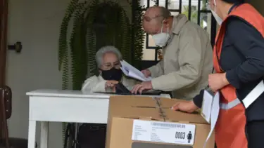 Ecuador vota en unas polarizadas elecciones marcadas por la crisis y la pandemia