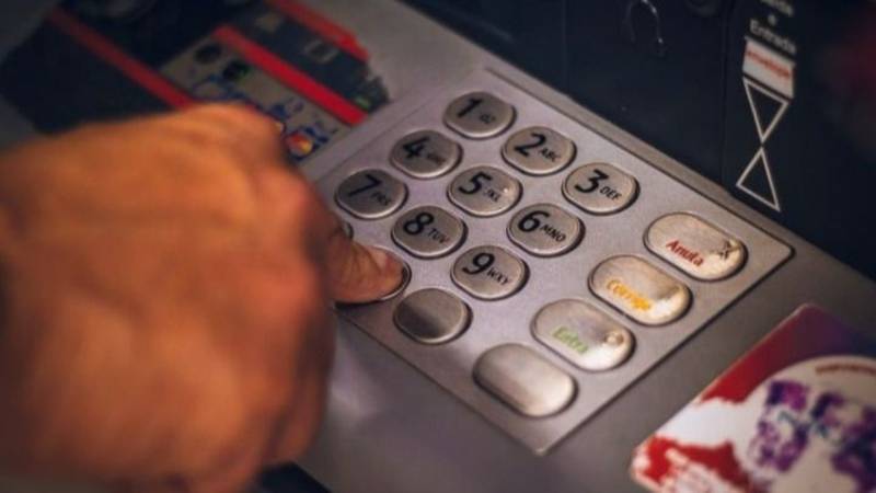 El Gobierno multó a tres bancos por incumplir con los clientes 