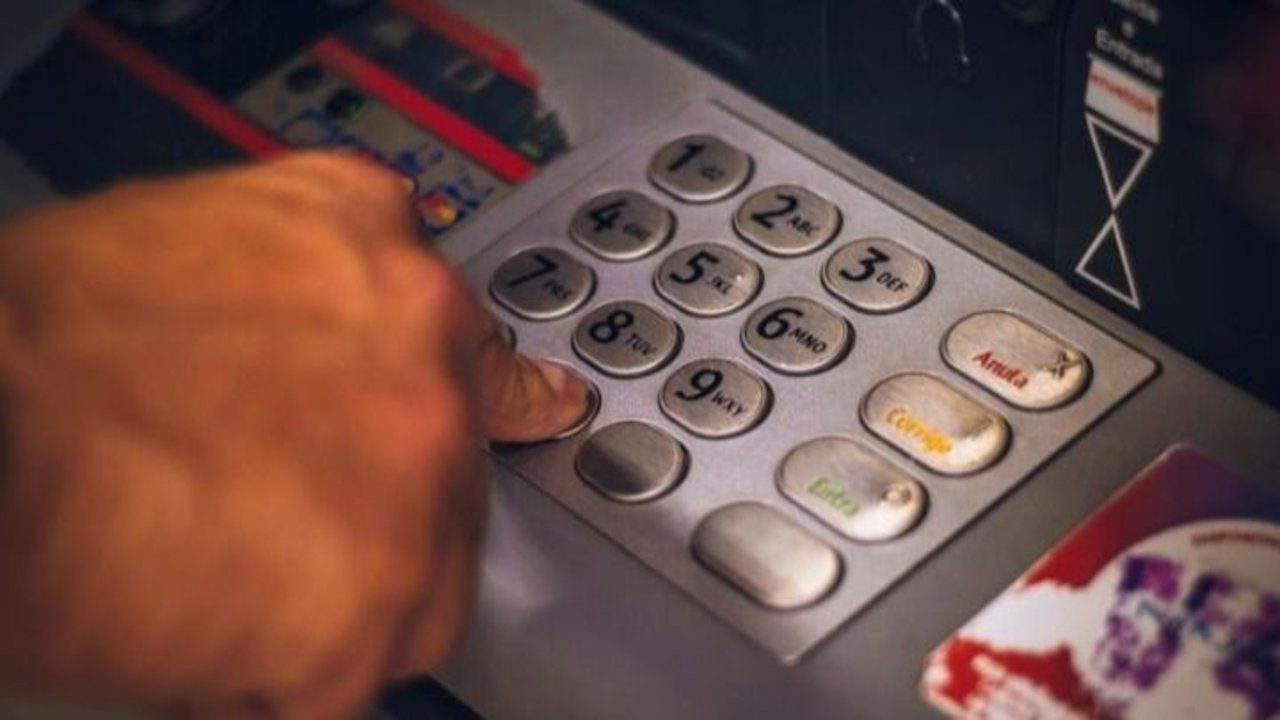 El Gobierno multó a tres bancos por incumplir con los clientes 
