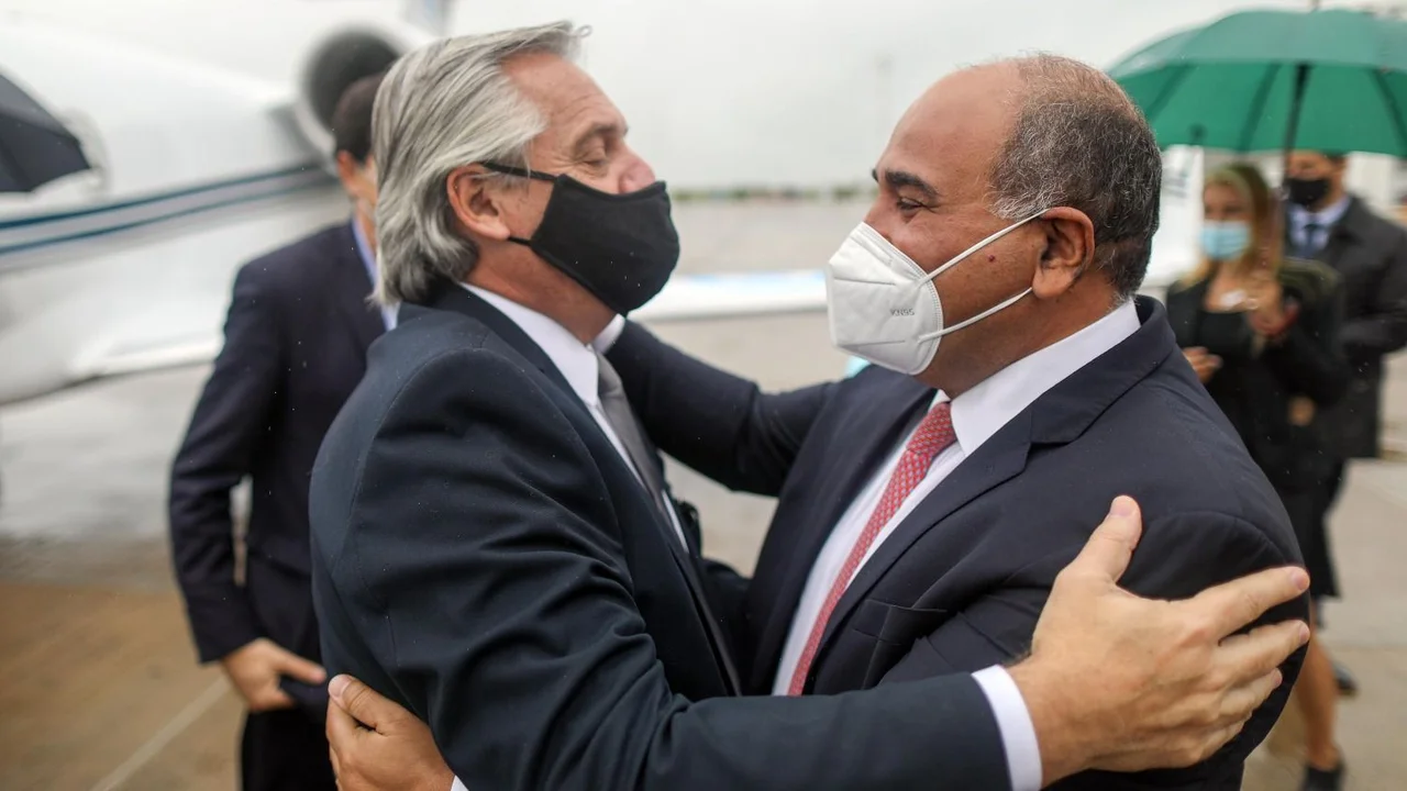 Alberto Fernández llegó a Tucumán para visitar una fábrica y reunirse con empresarios y trabajadores
