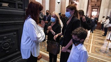 Cristina Kirchner recibió el cortejo de Carlos Menem en el Senado