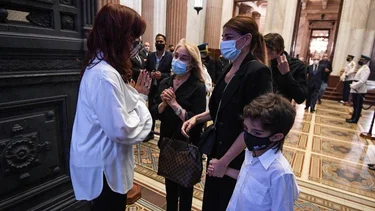 Cristina Kirchner recibió el cortejo de Carlos Menem en el Senado