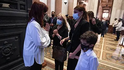 Cristina Kirchner recibió el cortejo de Carlos Menem en el Senado Cristina Kirchner recibió el cortejo de Carlos Menem en el Senado